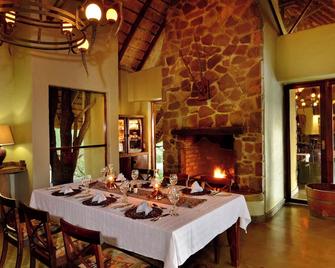 Motswiri Private Safari Lodge - Madikwe Nature Reserve - Dining room