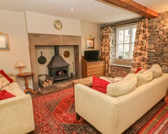 Beckside Cottage, Pet Friendly, With Open Fire In Kirkby Lonsdale - Kirkby Lonsdale - Living room