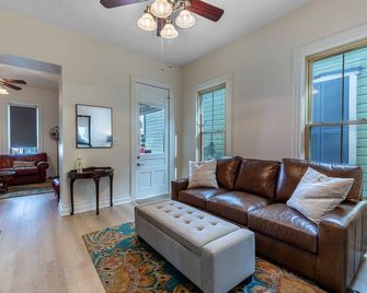 Oasis On Oak 2-bedroom house in Historic Downtown Dayton for Perfect Living! - Dayton - Living room