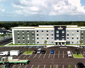 HomeTowne Studios by Red Roof Tampa - Airport - Tampa - Building