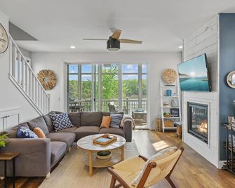 On The Rocks - Ottawa - Living room