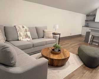 Soothing 1-bedroom apartment with AC in charming Woodland - Woodland - Salon