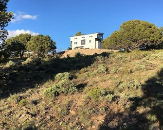 Hilltop Tiny Home - Panguitch - Building