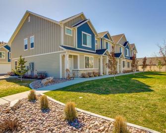 2 Mi to Zootah Providence Townhome with Fireplaces - Logan - Gebäude
