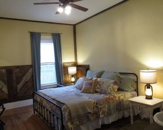 A Charming 100+ year old vintage farmhouse that has been updated with modern amenities. - Thermopolis - Schlafzimmer