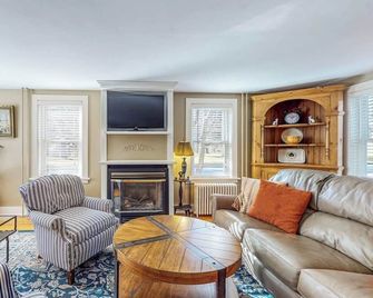 Cozy dog-friendly home, fenced yard, gas fireplace, BBQ, wifi, partial a/c, w/d - Dorset - Living room