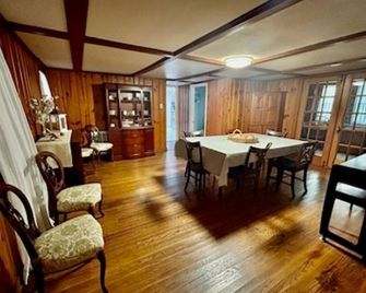 The Bay and Sea out your front door! Steps from the Chesapeake Bay and ocean. - Norfolk - Comedor
