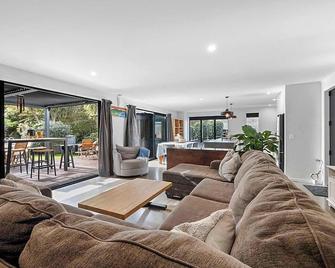 Awesome Aubrey - New Plymouth - Living room
