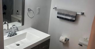 The Bangor D.C., Cozy Basement Apartment w/Kitchen - Washington, D.C. - Bathroom