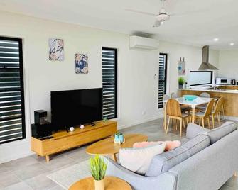 Airlie Beach Delight. Hop, Skip Jump To Everything - Airlie Beach - Living room