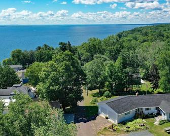 3 bedroom home sleeps 6, 2 baths, Lake Views, Spacious Grounds, Walk Downtown - Bayfield - Näkymät ulkona