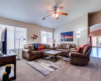 Super Home with Incredible Community Pool! - Maricopa - Sala de estar