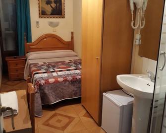 Hostal Fuentesol - Madrid - Habitació