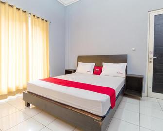 RedDoorz near Kebun Raya Bogor - Bogor - Bedroom
