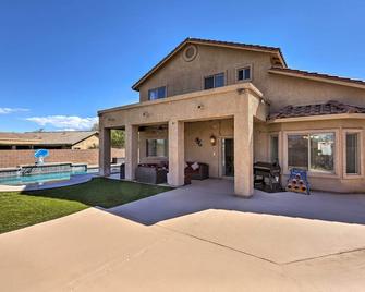 Modern Tucson Home with Patio and Saltwater Pool! - Marana - Budova