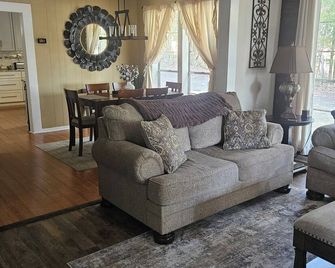 Mady's Happy Place is a charming 3 bedroom, 2 bath home near historic downtown - Brewton - Living room