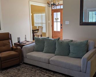 2651 sqft - Fenced Backyard / Firepit / 5m to LR - Bryant - Huiskamer