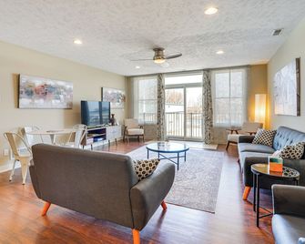 Downtown St Joseph Condo with Balcony and Harbor View - Saint Joseph - Living room