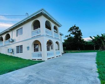Cozy tropical retreat minutes from dining shopping and the beach! - Christiansted - Building