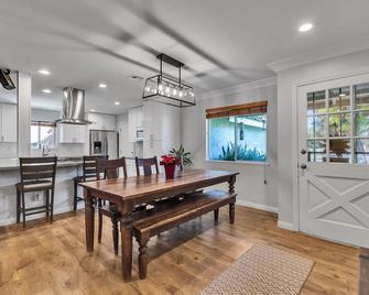 3-bedroom house in lovely Redlands with AC, WiFi. Enjoyable getaway awaits - Redlands - Dining room