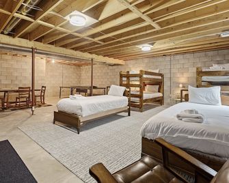 Smokey Hollow's Secret Hot Tub Beach AC - Traverse City - Bedroom