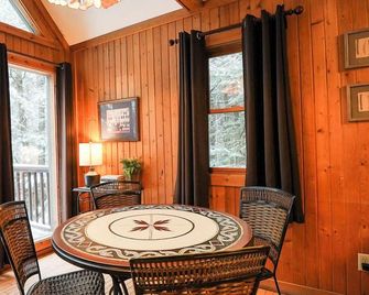 Falls - by The Chalets - Logan - Їдальня