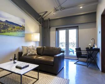 Deluxe Suite, Private Patio Overlooking Vineyard & Winery Property - Clearlake Oaks - Living room