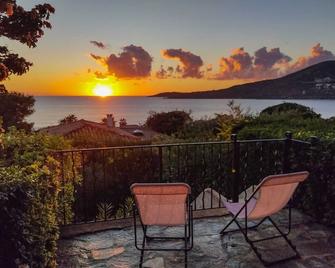 In wooded residence, 100 m from beaches, semi-detached villa, all comforts. - Sagone - Balcon