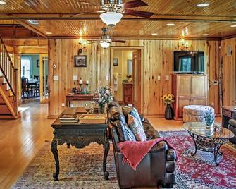 Family-Friendly Getaway with Hot Tub and Games Room in Ripton, Vermont - Ripton - Sala de estar