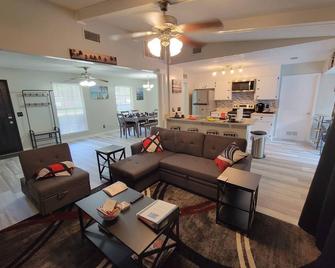 Peaceful Hideaway -5mins to base, Outdoor Pool, W+D, 3/2 - Hinesville - Living room