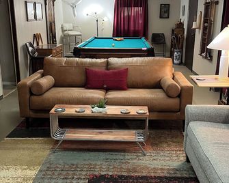 Delightful Patio Apt W/Private Entry In South Kc - Kansas City - Huiskamer