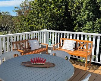 Pet friendly two Bedroom house, located close the the beach and main street! - Nambucca Heads - Balkon