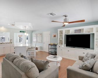 Waterfront Bungalow with Pool and Bikes in Matlacha - Matlacha - Living room