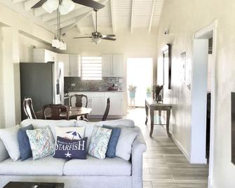 Affordable Solar powered 2-Bedroom Haven with Washer/Dryer, near Red Hook! - Saint Thomas Island - Living room