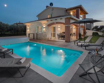 This large and attractive vacation home with pool is located in the middle of an olive grove. - Bužinija - Piscina