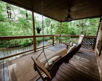 Riverfront cabin on Chauga River \'Boarhogs Place\' - Mountain Rest - Balcony