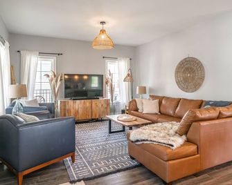 Pura Vida at the Beach - Crystal Beach - Living room