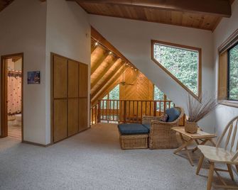 Hibernation Hideaway ~ Pet Friendly w/ Heat! - Arnold - Living room