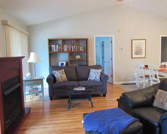 Lake Front Cottage with Two Level Boat Dock - Gorgeous Sunsets - Westminster - Living room
