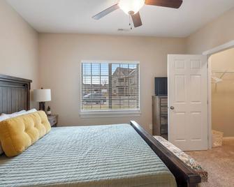 Felicitous Spacious Clean Safe Jordan Creek Perks W/Garage - West Des Moines - Bedroom