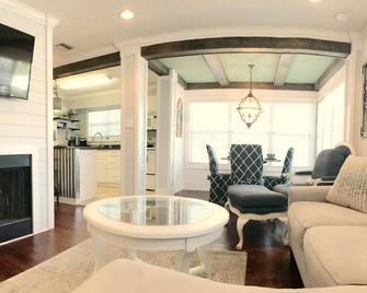 Best Location Peaceful Luxurious 1 bdrm/1 Bath Gated Condo, Pool, Fitness, Wifi - Saint Simons - Living room