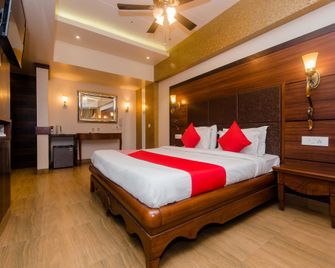 Capital O Hotel Nakshatra Regency - Kalyān - Bedroom