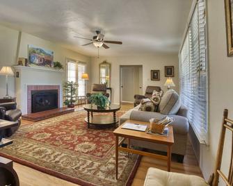 Historic Spanish Style Monthly Rental in the Heart of Downtown San Luis Obispo - San Luis Obispo - Living room