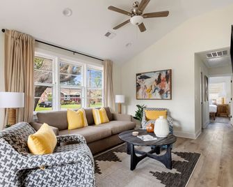 Where Serenity Awaits | Under The Live Oaks - North Charleston - Living room