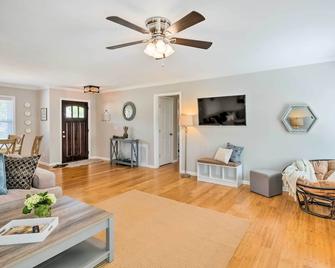 Modern Southern Comforts Home Near Charleston - Mount Pleasant (Carolina del Sur) - Sala de estar