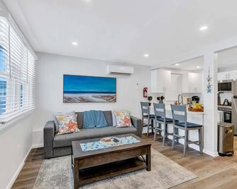 Welcome to Manasquan Beach - Steps to the Sand - Manasquan - Living room