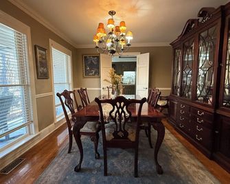 2-bedroom farmhouse on the Chattahoochee River. Kayaking, fishing, hot tub. - Cornelia - Essbereich