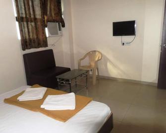 Hotel Cosmo Lodging - Bhiwandi - Bedroom
