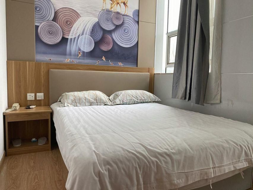 Home Inn Pebble Hotel (Qingdao Stone Old Man Beach International Convention and Exhibition Center) - تشينغداو - غرفة نوم