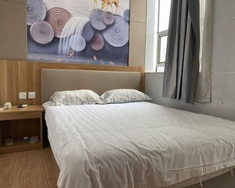 Home Inn Pebble Hotel (Qingdao Stone Old Man Beach International Convention and Exhibition Center) - تشينغداو - غرفة نوم
